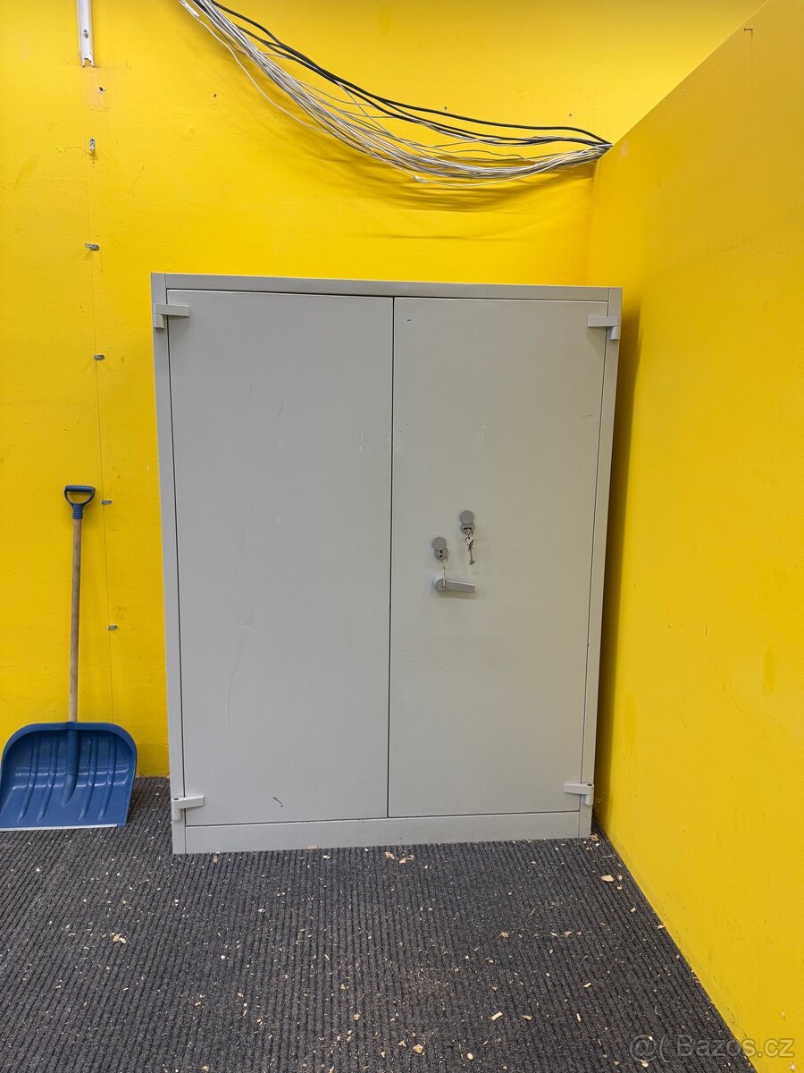 Archivační skříň s tremi uzamykatelnymi zasuvkami