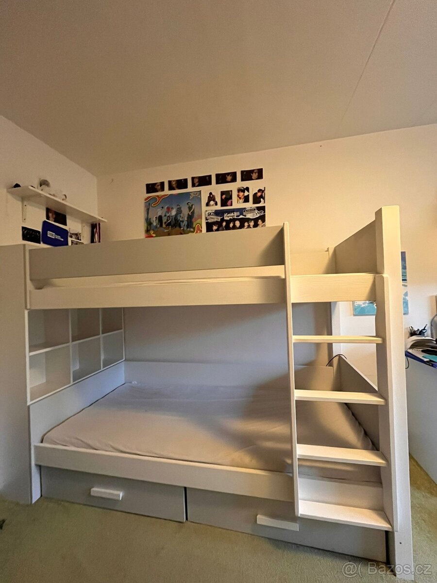 Palanda s poličkami a úložným prostorem