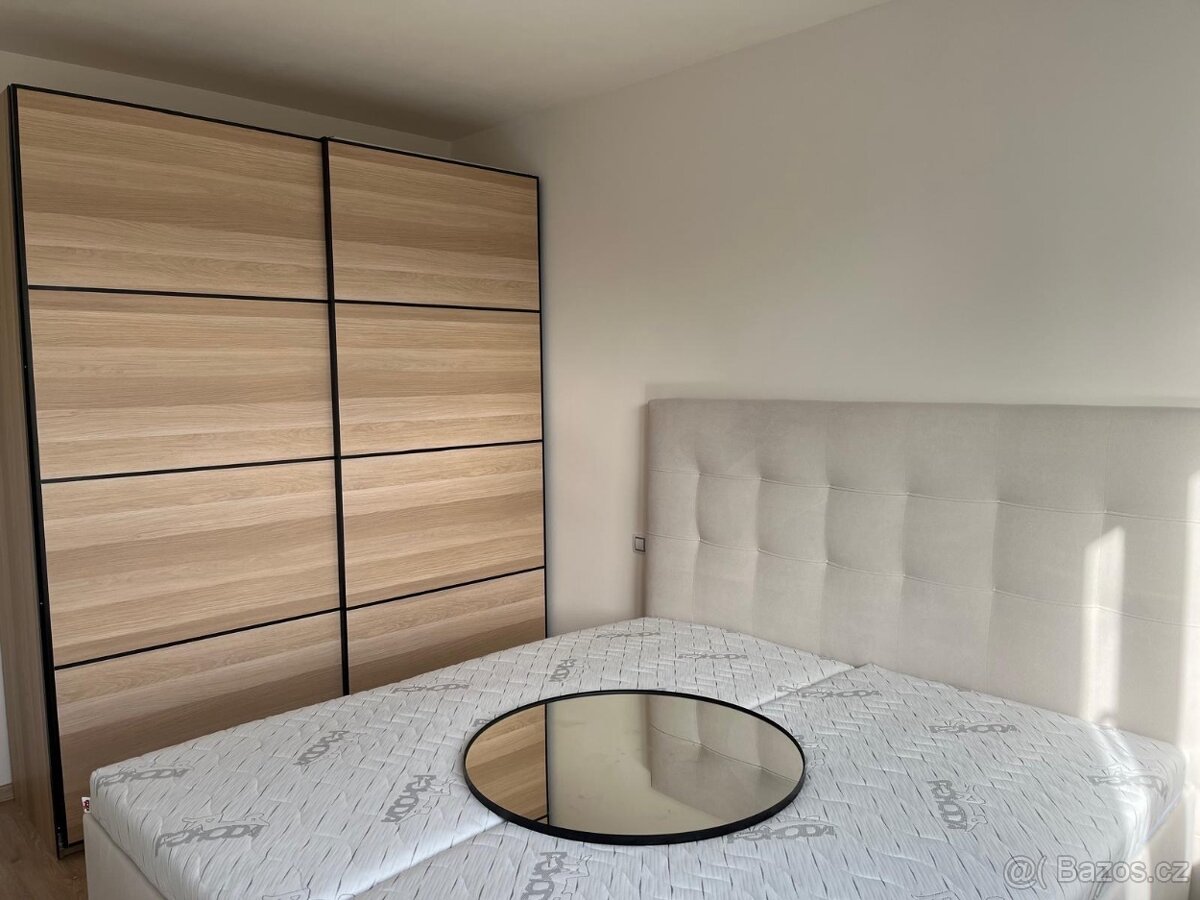 Velká šatní skříňka