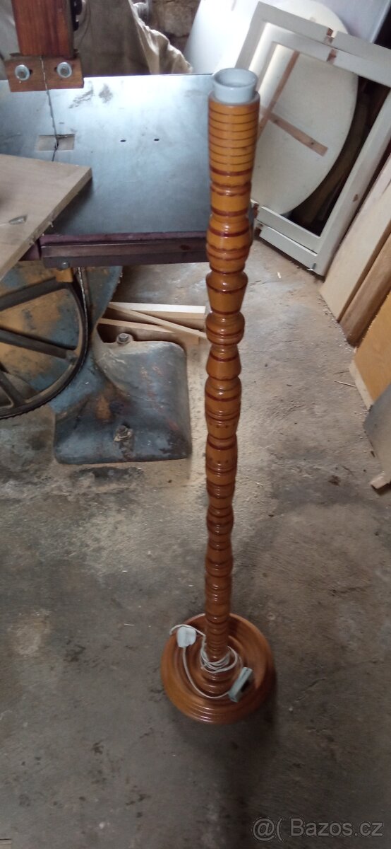 Soustruzeny stojan lampy