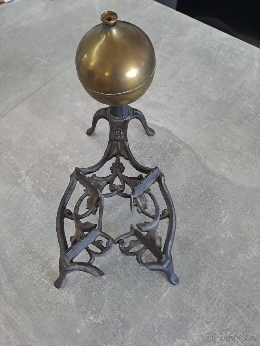 Starožitný litinový lihový vařič.