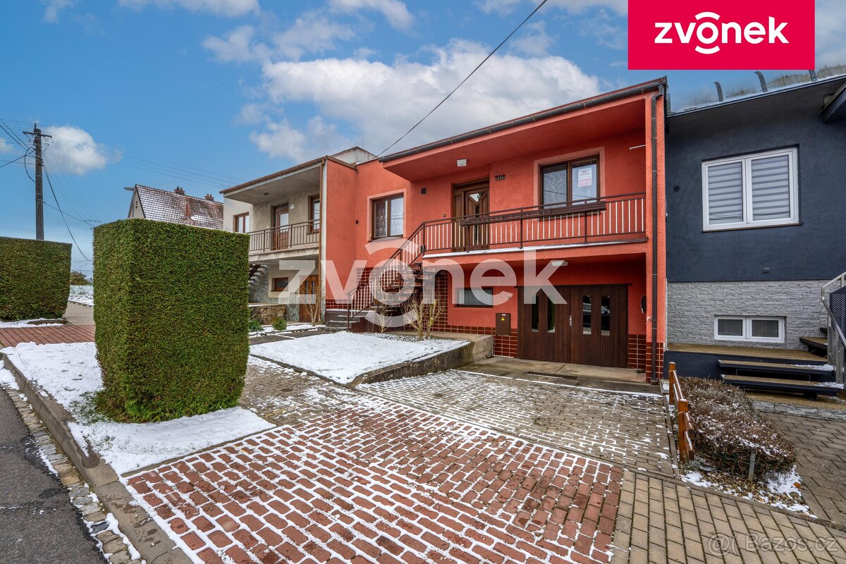 Prodej řadového rodinného domu s garáží a zahradou ve Sla...