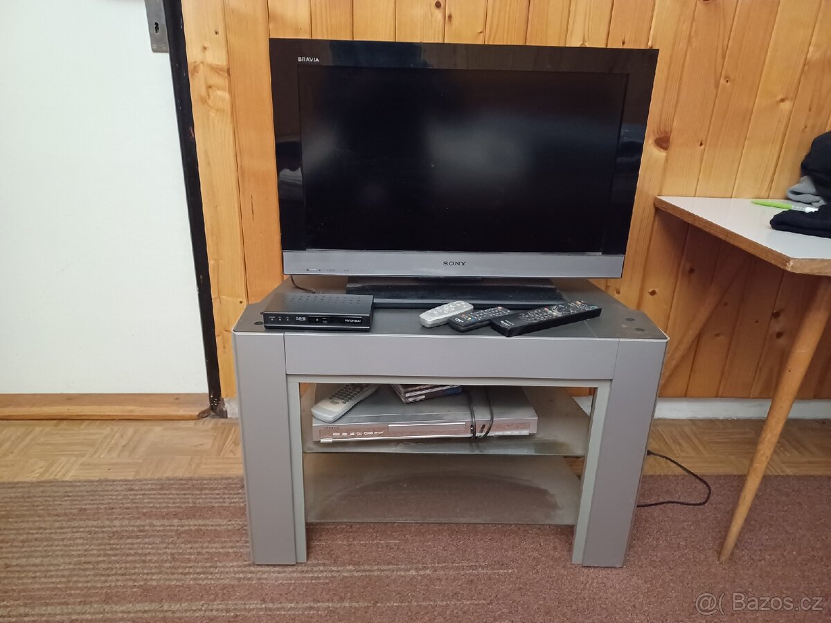 Televize, se top box, stolek a DVD přehrávač