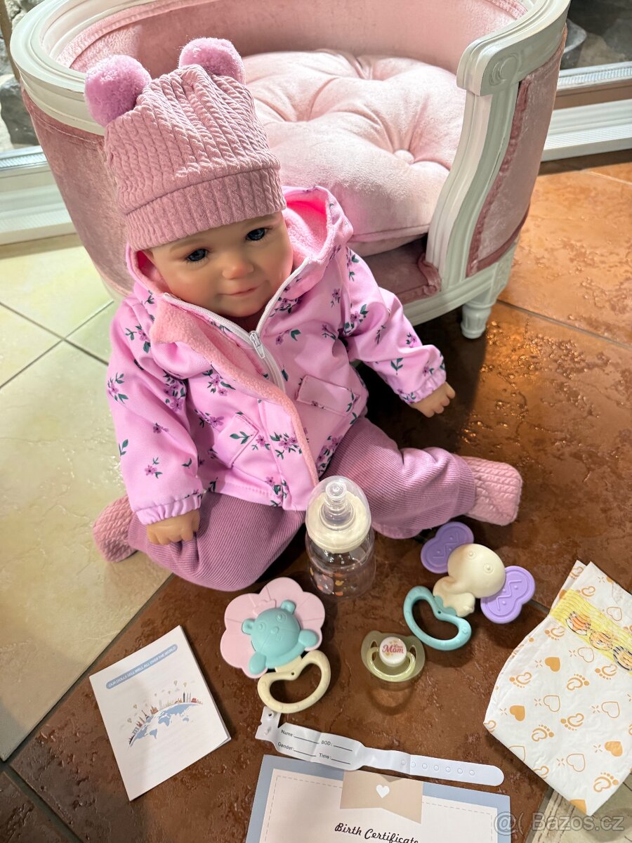 Realistická Reborm panenka v zimní bundičce