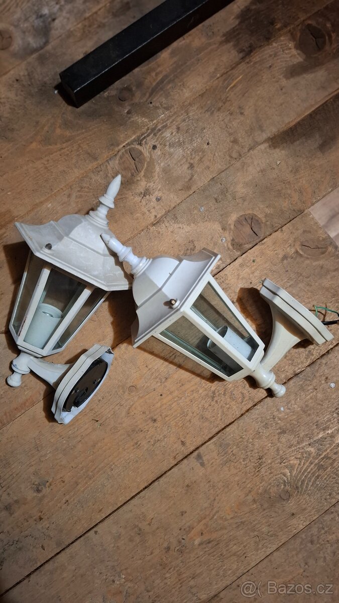 2 kusy lampy (světla),na zeď 220V
