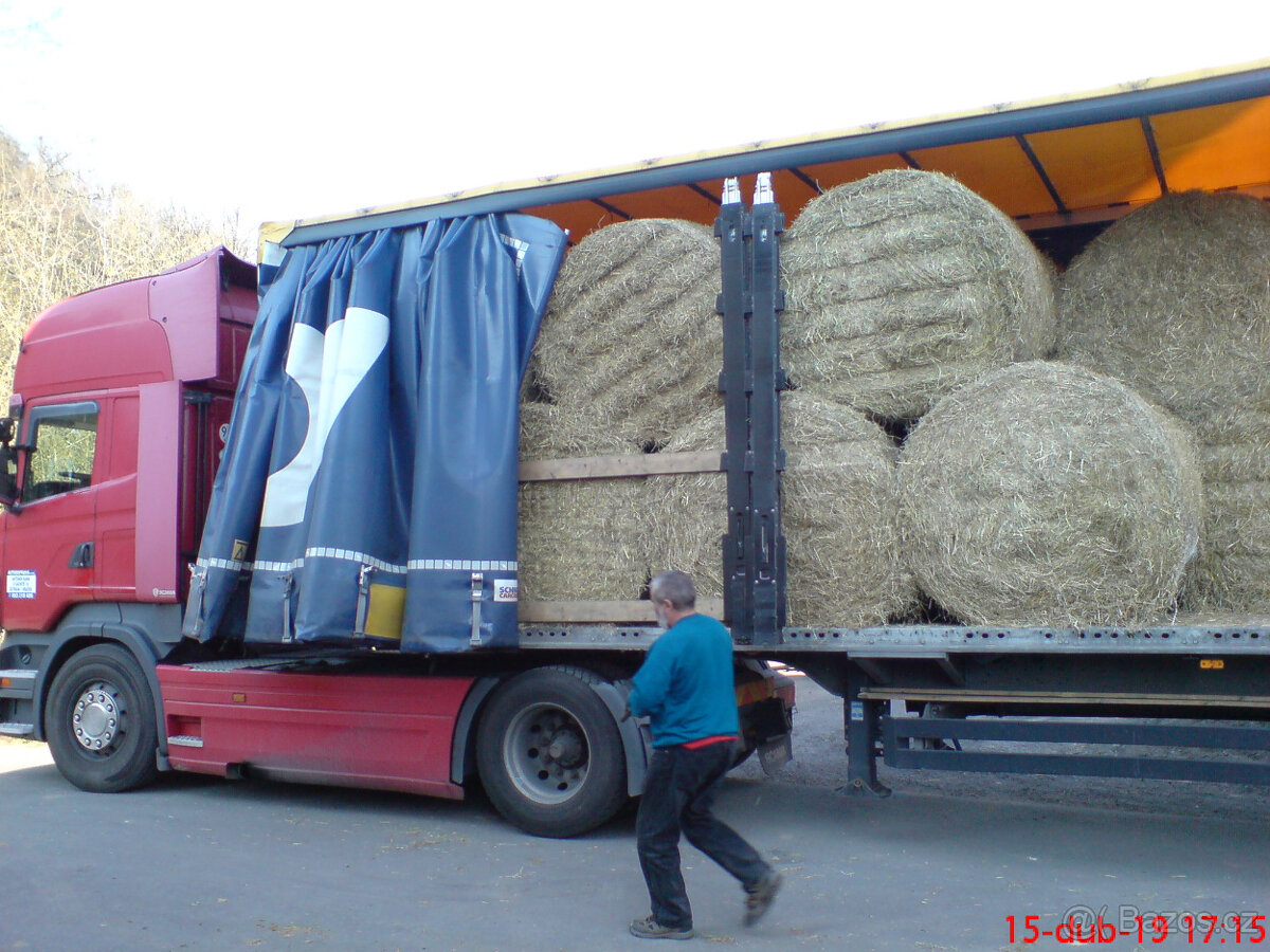 Prodám balíky sena a senáže, kamionem rozvezem po ČR. v ceně