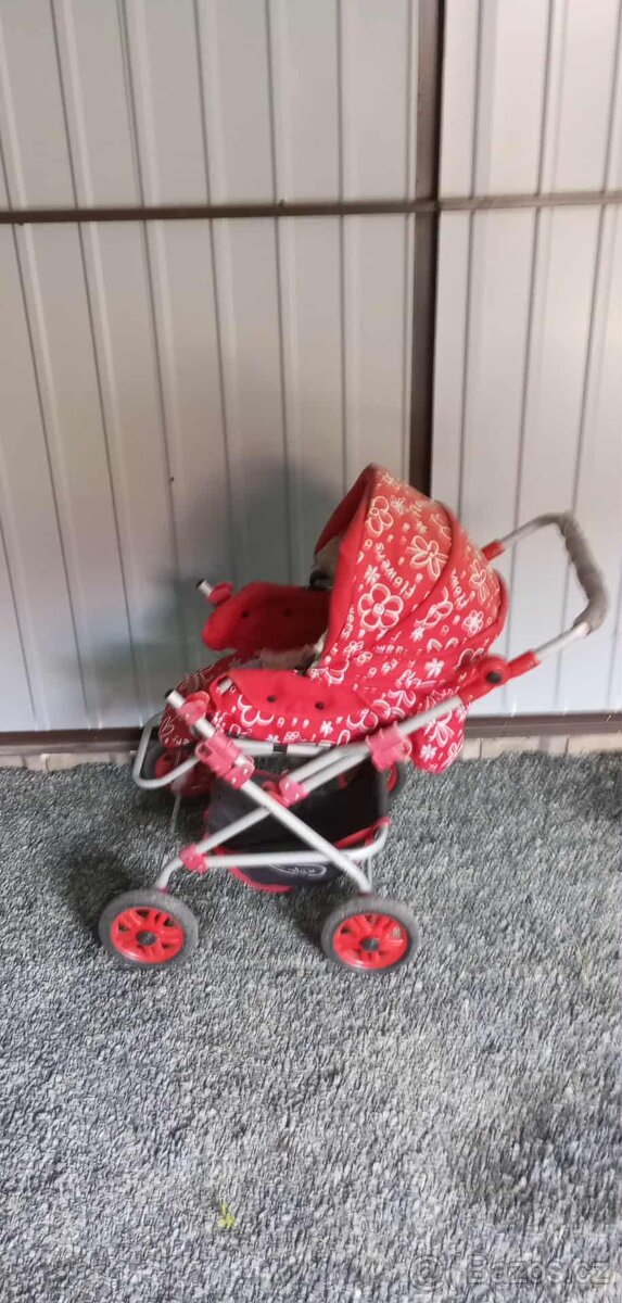Dětský kočárek pro panenky