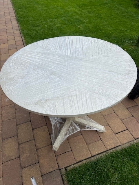 Kulatý bílý stůl