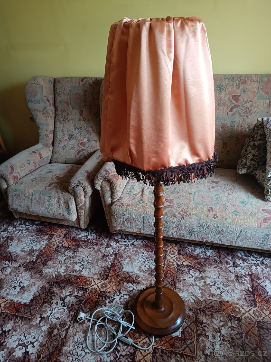 Stará stojací dřevěná lampa