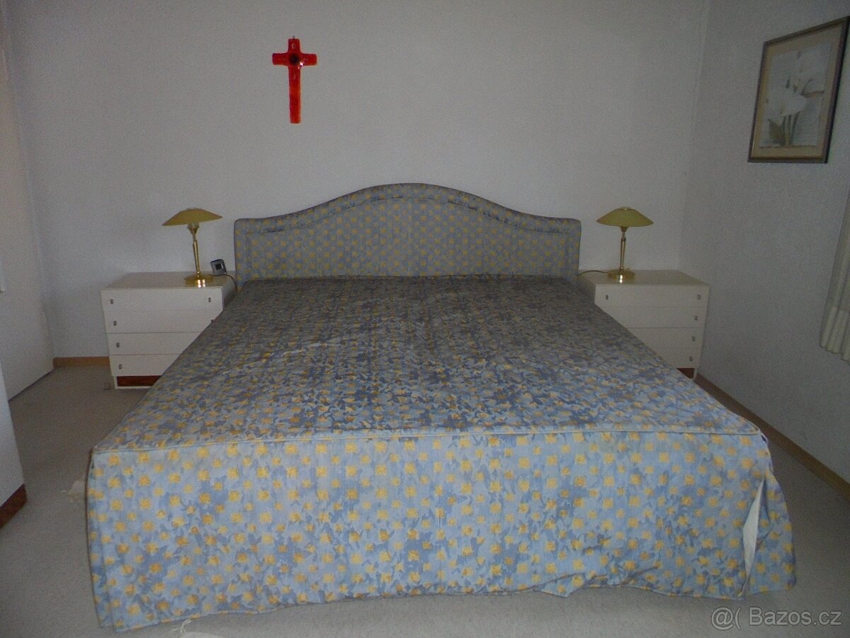 čalouněné dvoulůžko, rošty, matrace, přehoz, ůložný prostor