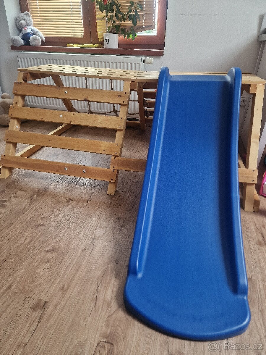 Detska prolezačka se skluzavkou