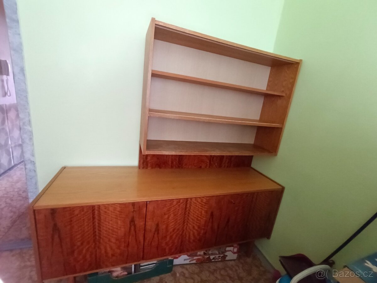 Sekretář skříň+ peřiňák