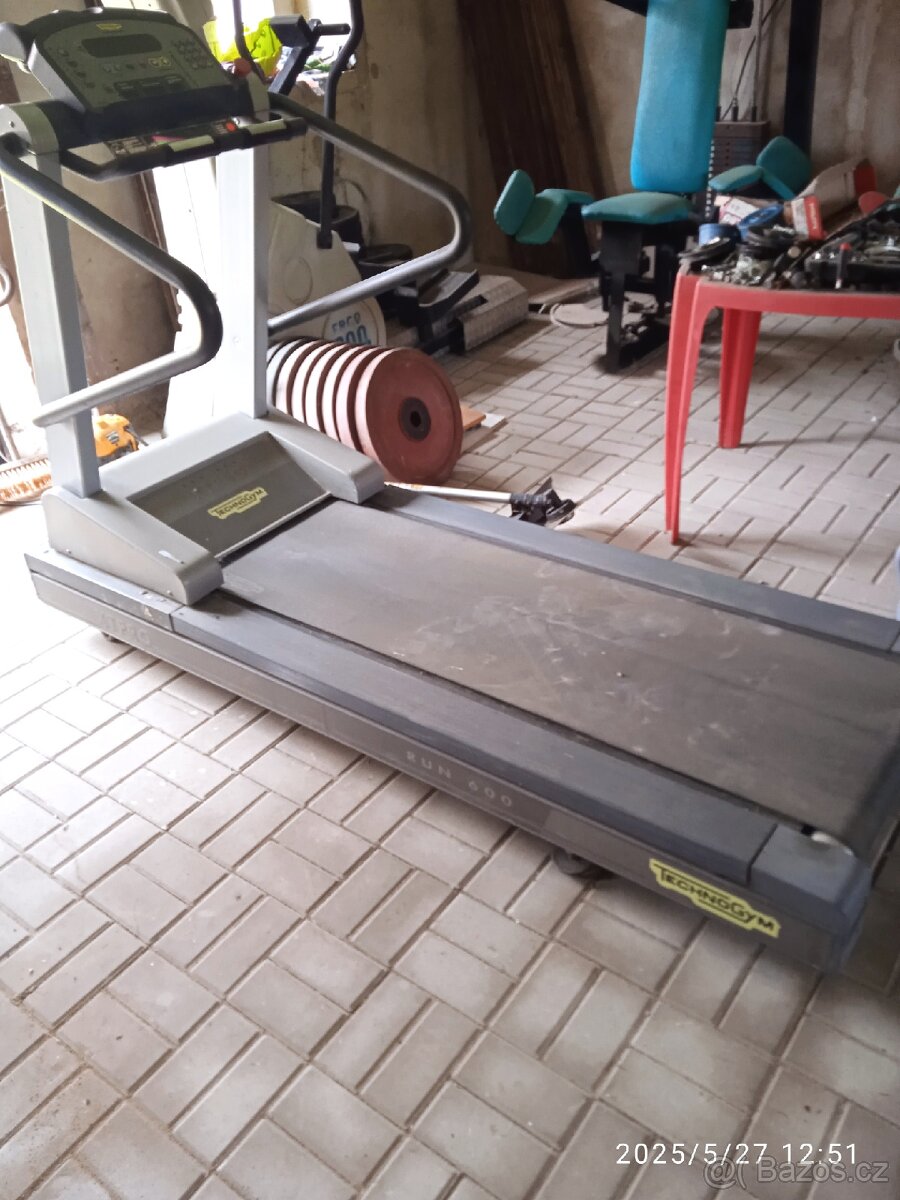 Běhací pás technogym