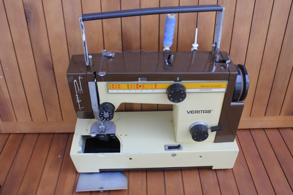šicí stroj kufříkový ) VERITAS ( kazeta
