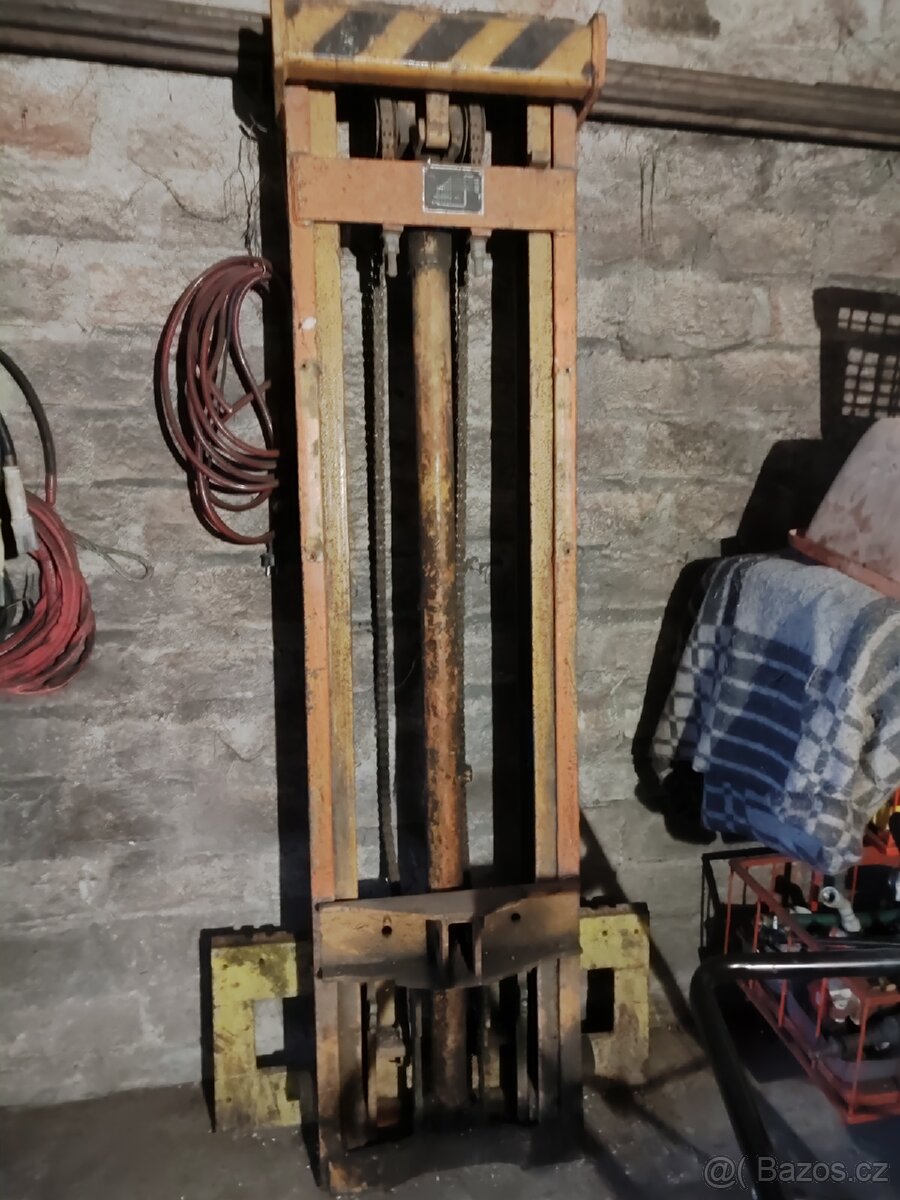 Zvedací zařízení na vysokozdvižnou ještěrku