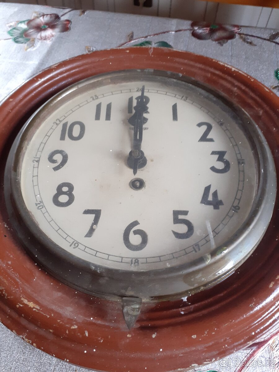 Retro plechové ,hranaté hodiny se sklem