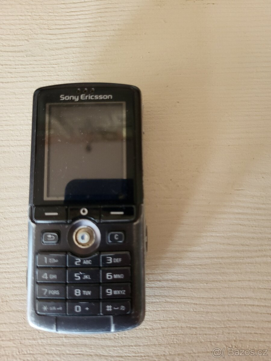 SONY ERICSSON- STARÝ MOBILNÍ TELEFON