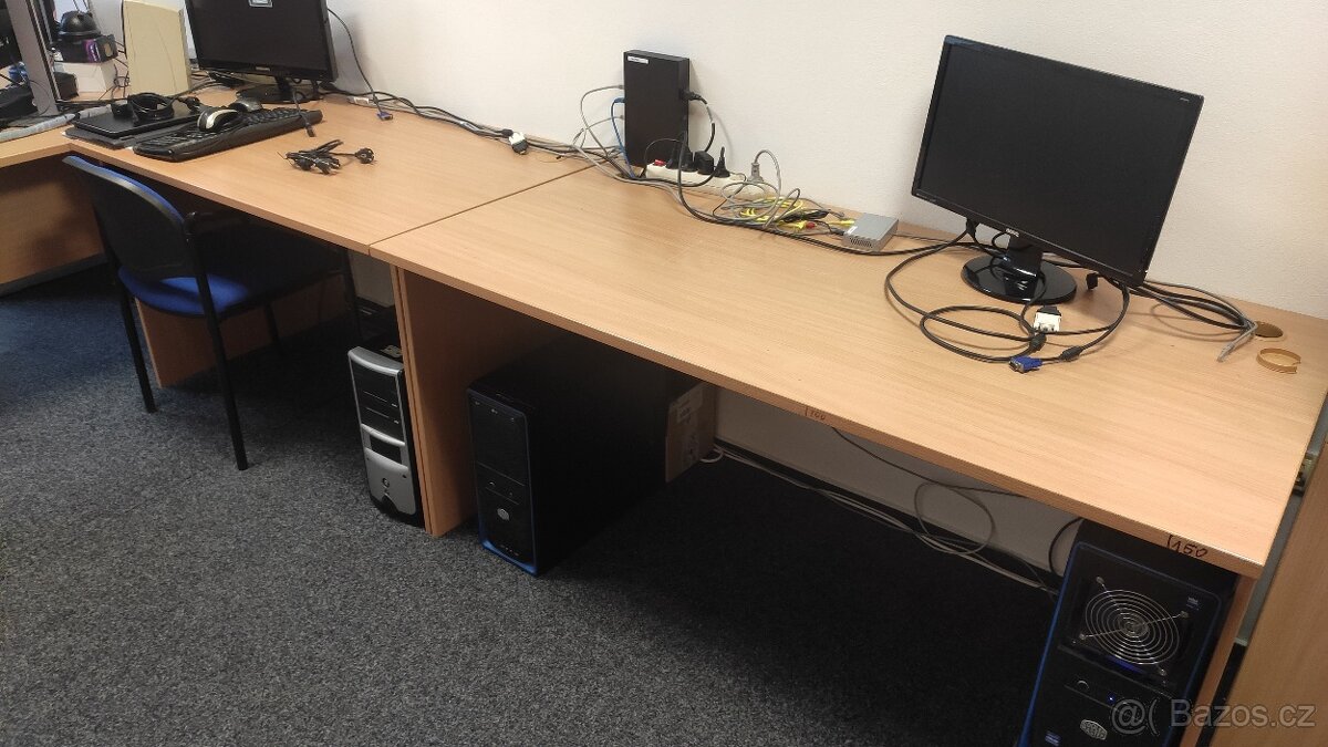 Nabízím 4 kancelářské stoly a 2 šuplíky