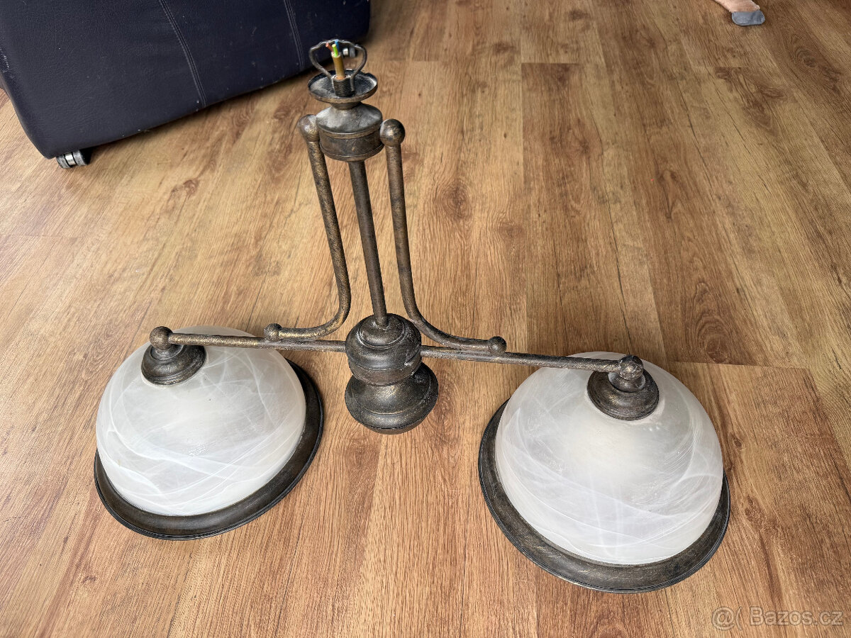 Moderní dvouramenný lustr zánovní