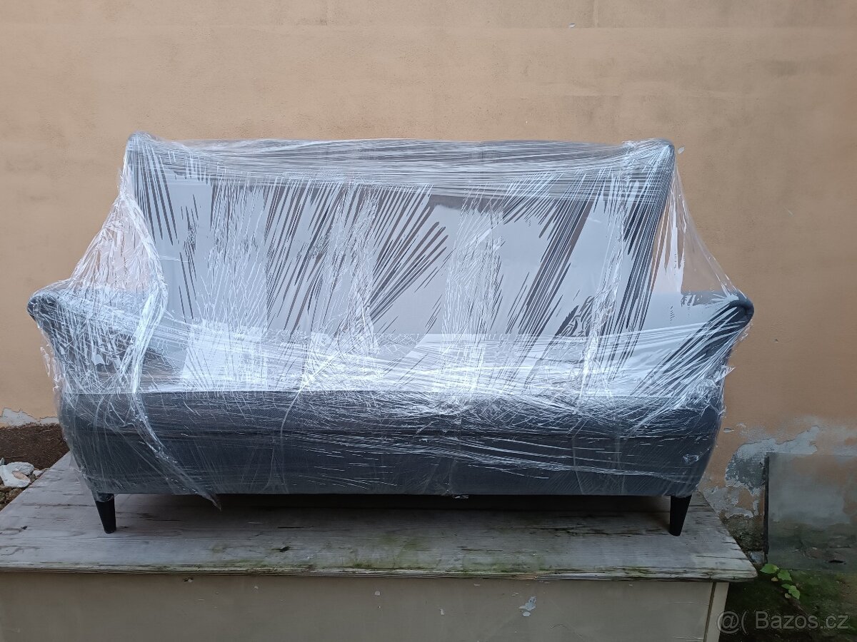 Pohodlná pohovka a podnožka Strandmon