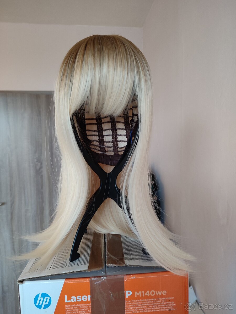 Nová polodlouhá světlá blond s ofinkou