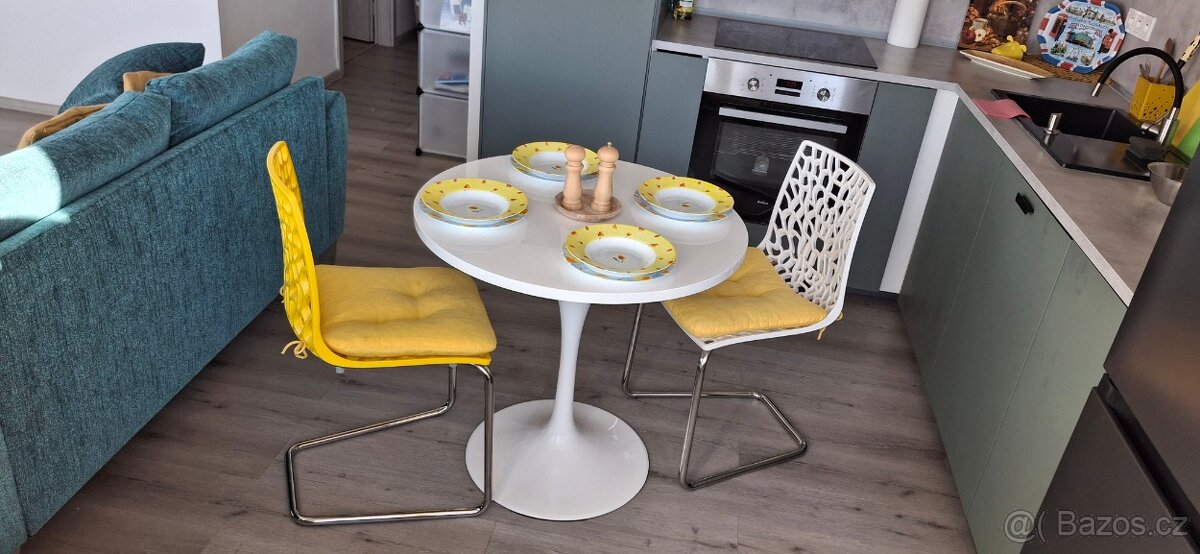 Jídelní stůl kulatý