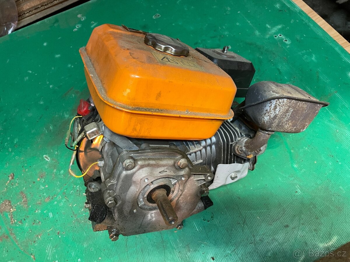 prodám požitý 4taktní motor viz foto 6,5 - 10