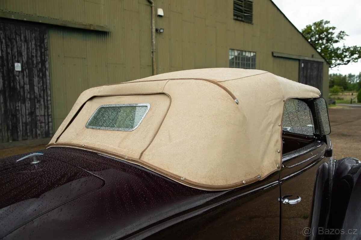 Ford V8 Roadster Deluxe - 10