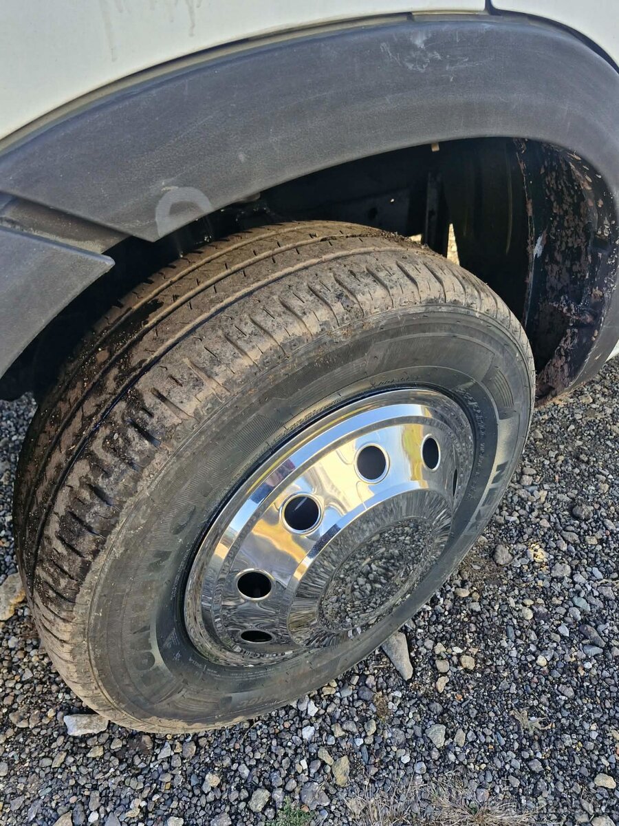 Kontejner Iveco do 3,5 t najeto - 340.000 km - 10