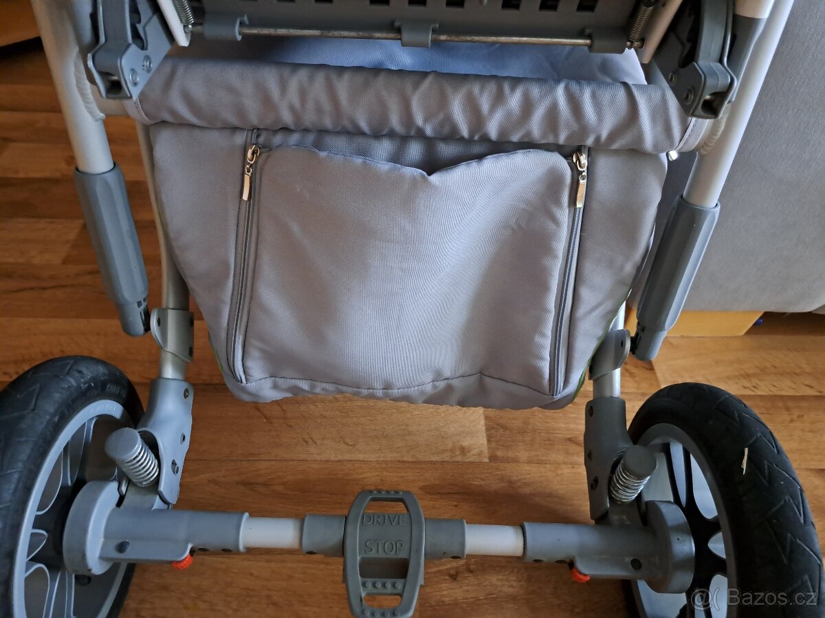 Kočárek a autosedačka- můžu slevnit - 10