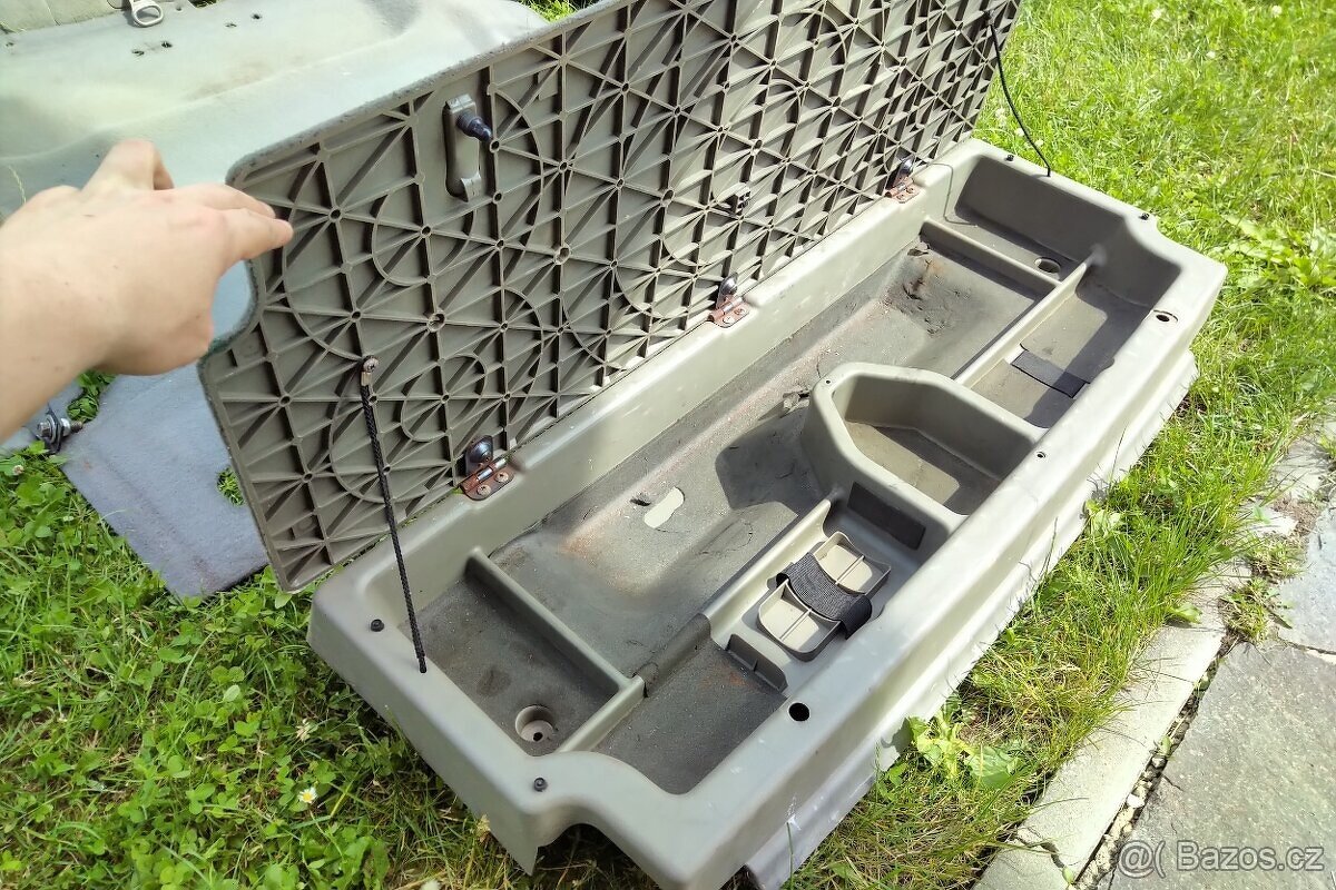 Třetí řada sedadel Ssangyong Rexton +pásy plasty, úložný box - 10