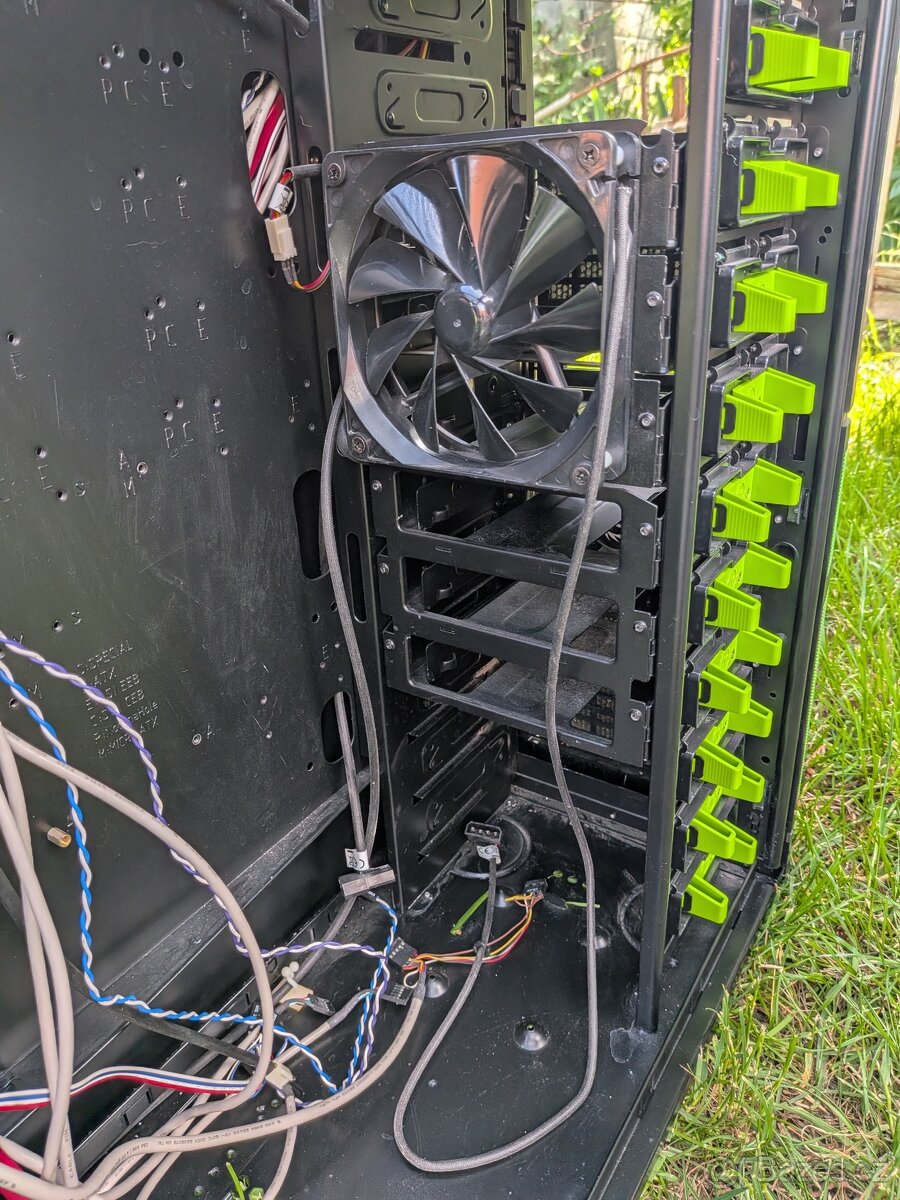 Ikonická PC skříň Thermaltake Element V NVIDIA Edition - 10
