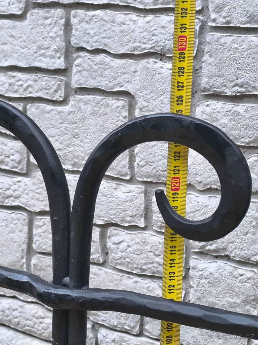 Prodám kovanou postel 180cm x 200cm - 10