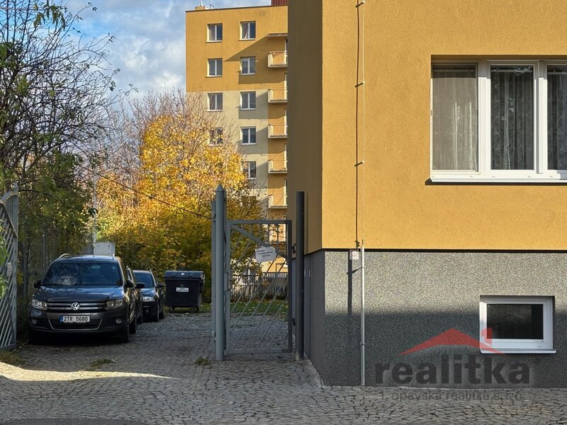 Prodej velkého bytu 3+1, 73m2, s balkónem, zahradou a parkov - 10