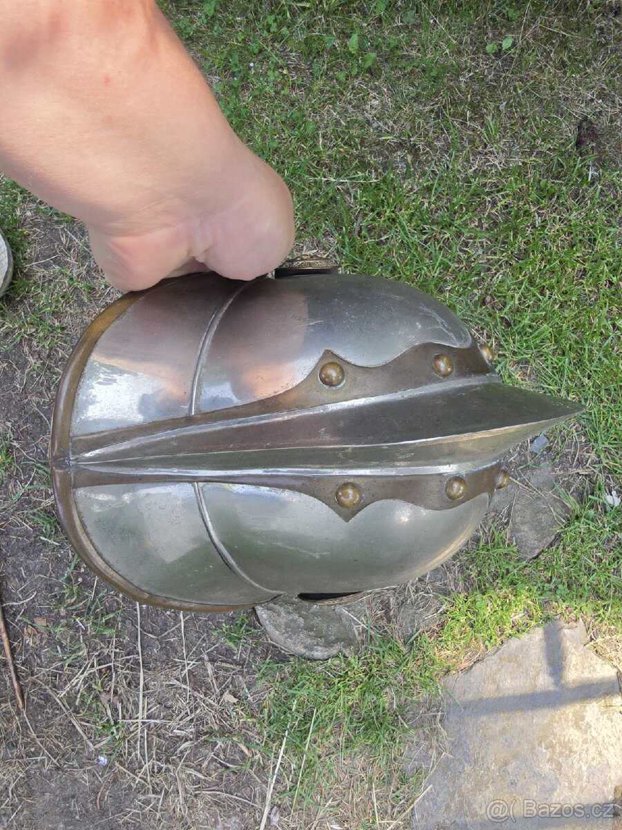 VELITELSKA HASIČSKÁ HELMA - 10