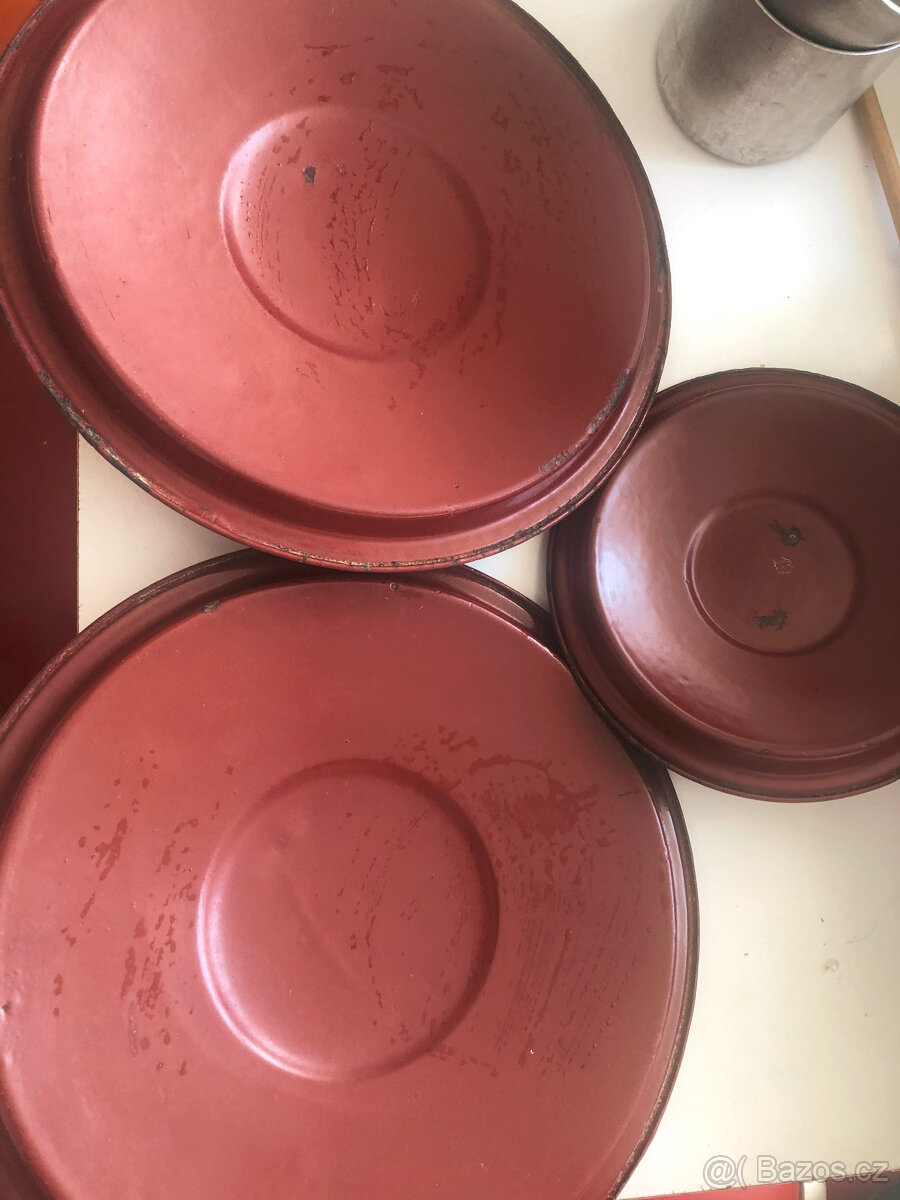 Staré smaltované poklice, hrnec, misky, mlékovar - 10