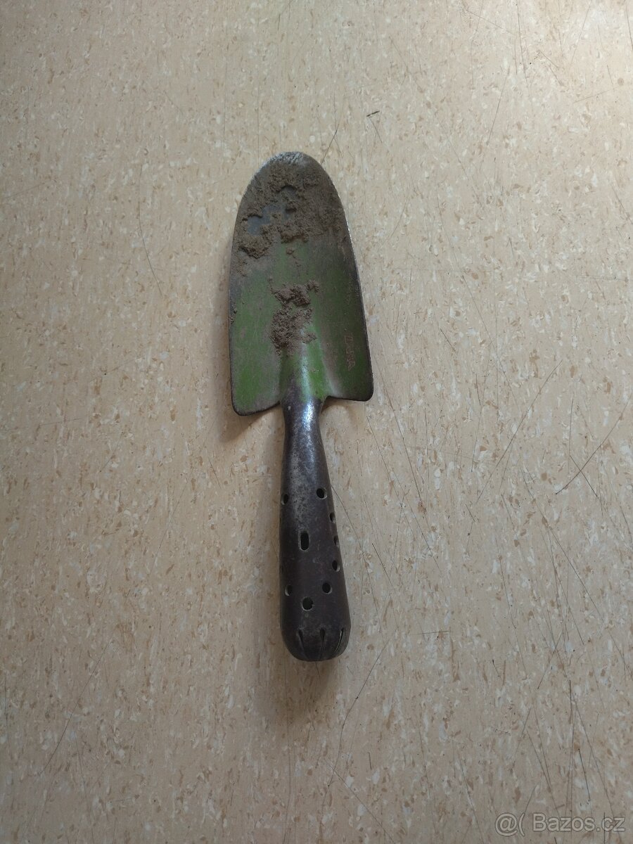 ZAHRADNICKÉ NÁŘADÍ - 10