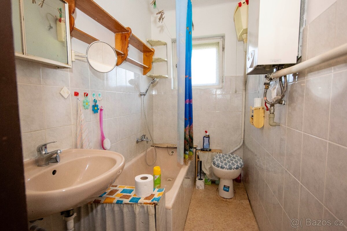 Prodej prostorného rodinného domu s dvěma byty a zahradou - 10