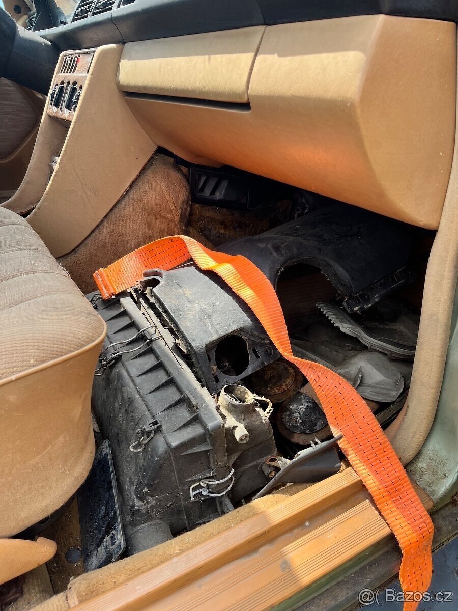 Mercedes Benz w124 250D díly - 10