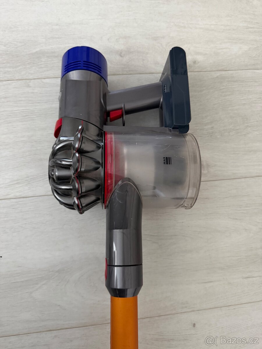Tyčový a ruční vysavač Dyson V8 - 10