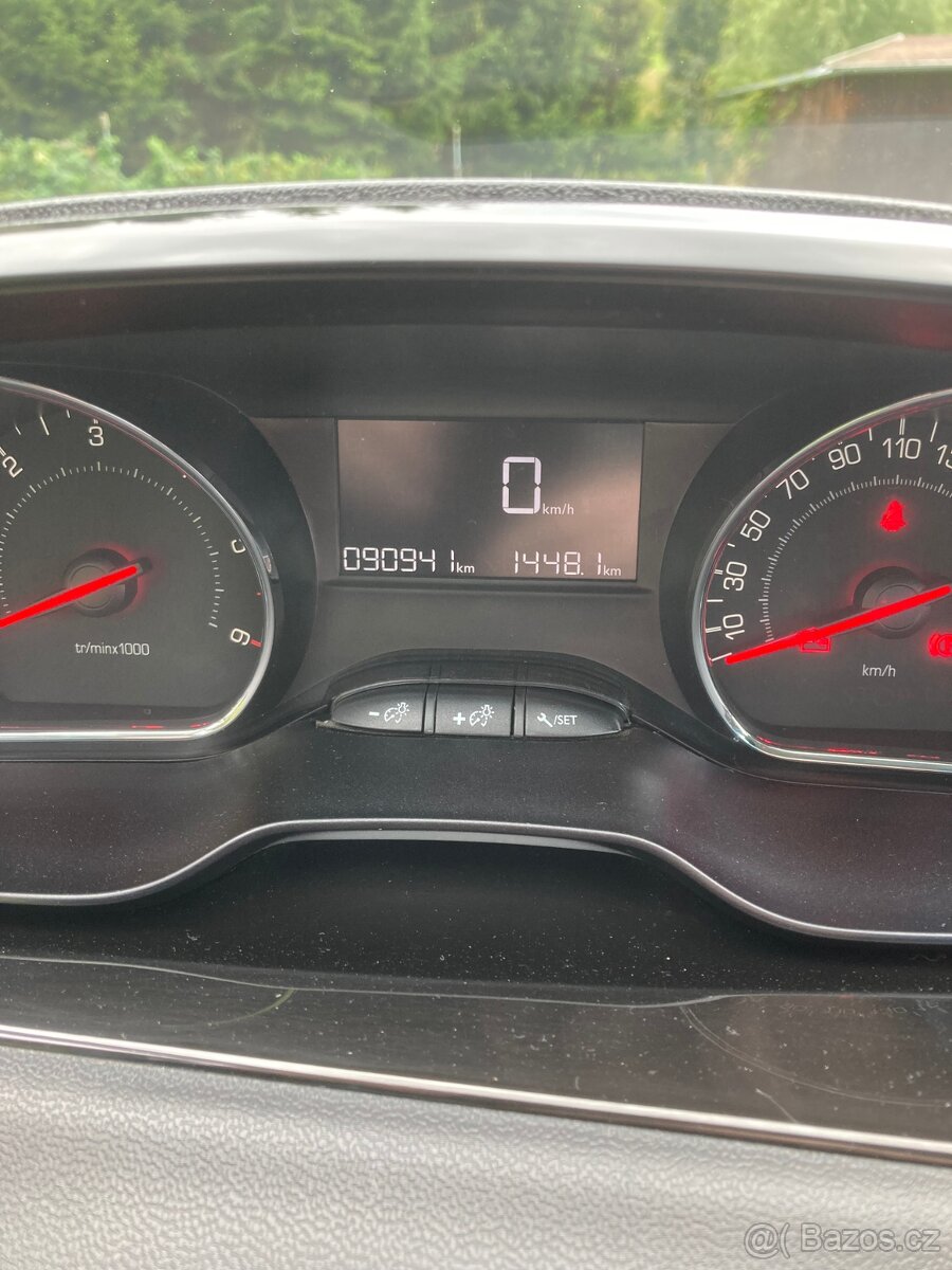 Peugeot 208 1,4 HDI 2015 ČR - 10