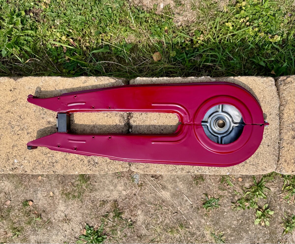 ČZ 125 175 250 - kryt řetězu - 10