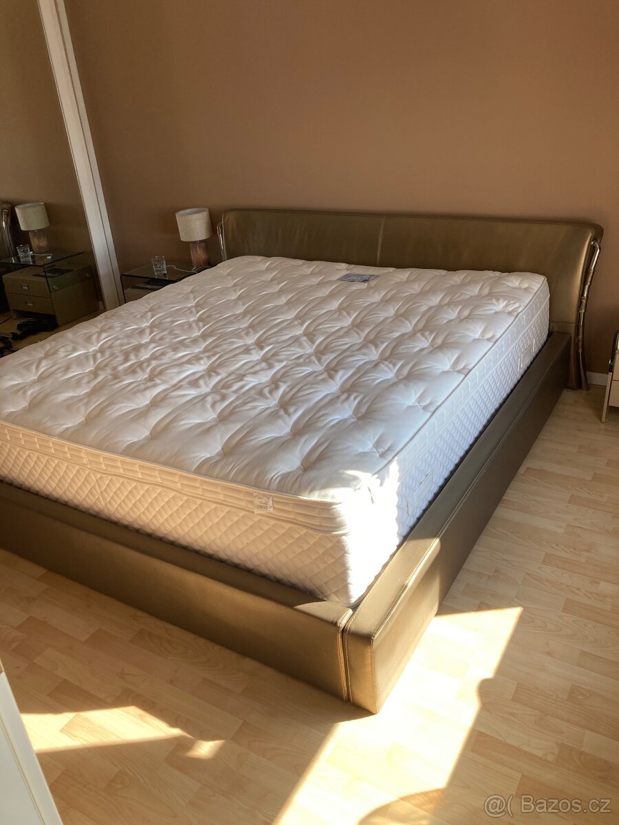 Postel s matraci a nočními stolky - 10