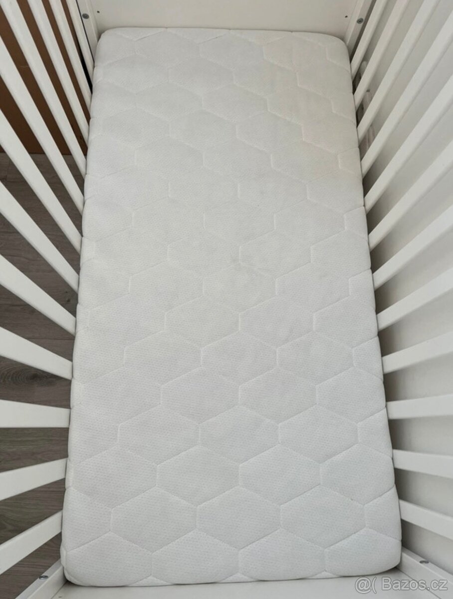 Dřevěná postýlka. - 10