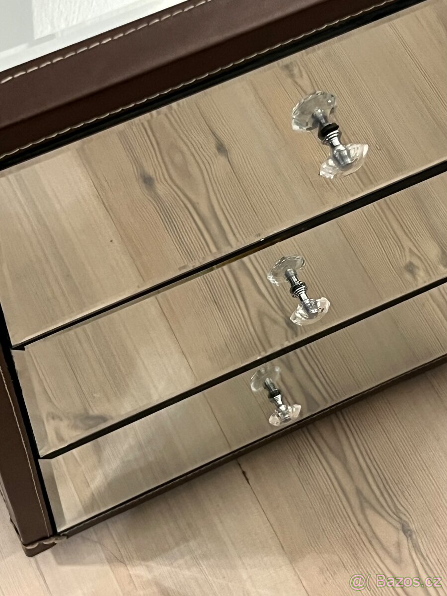 Zrcadlová komoda – 3 zásuvky, kožené detaily, krásný stav - 10