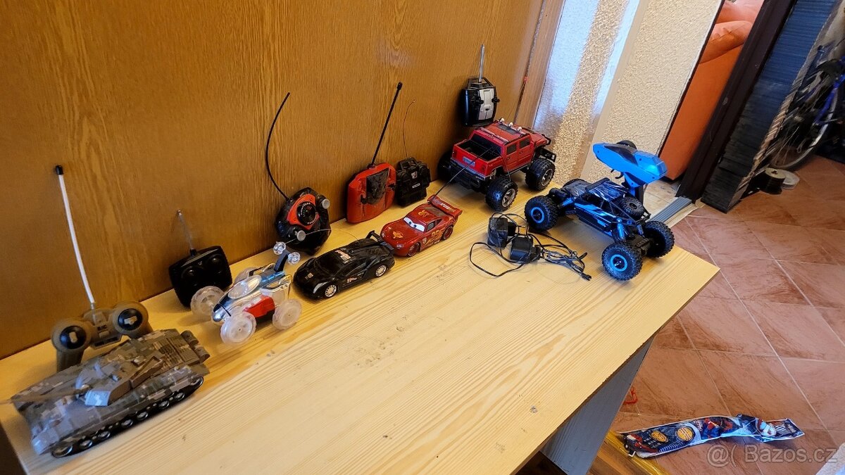 hracky,hry,knihy,boty,obleceni,boby,kolobezka vse dohromasy - 10