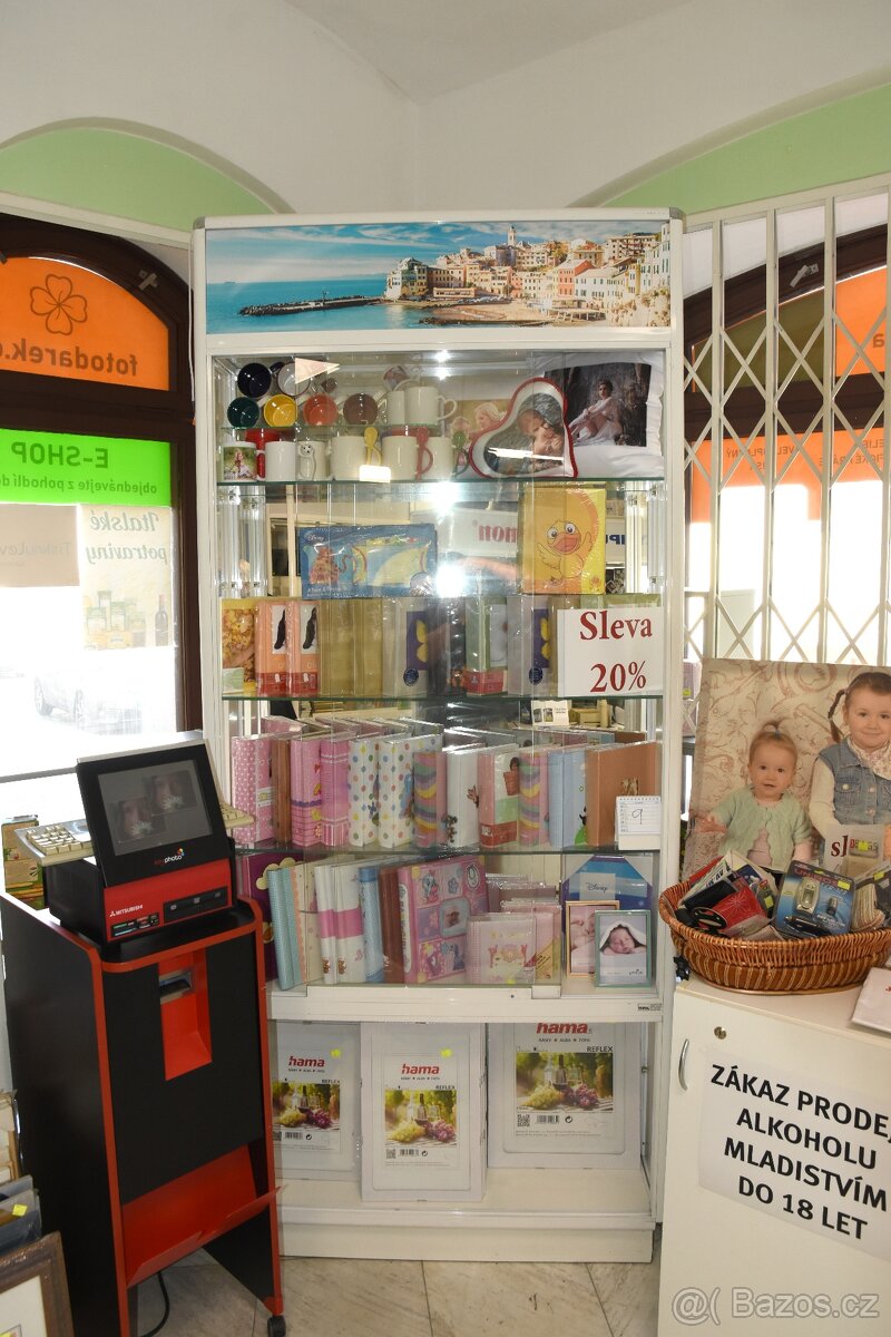 Vitríny, pulty, skřínky, pracovní stoly - 10