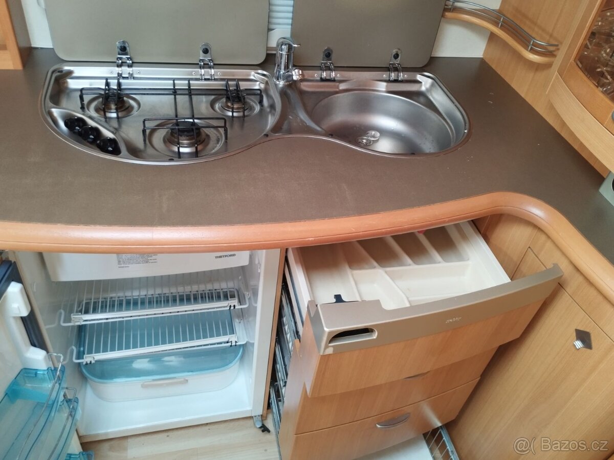 HOBBY 495 UFe č.703. Pro 4. Fr. postel. Sprcha. Rok 2007. - 10