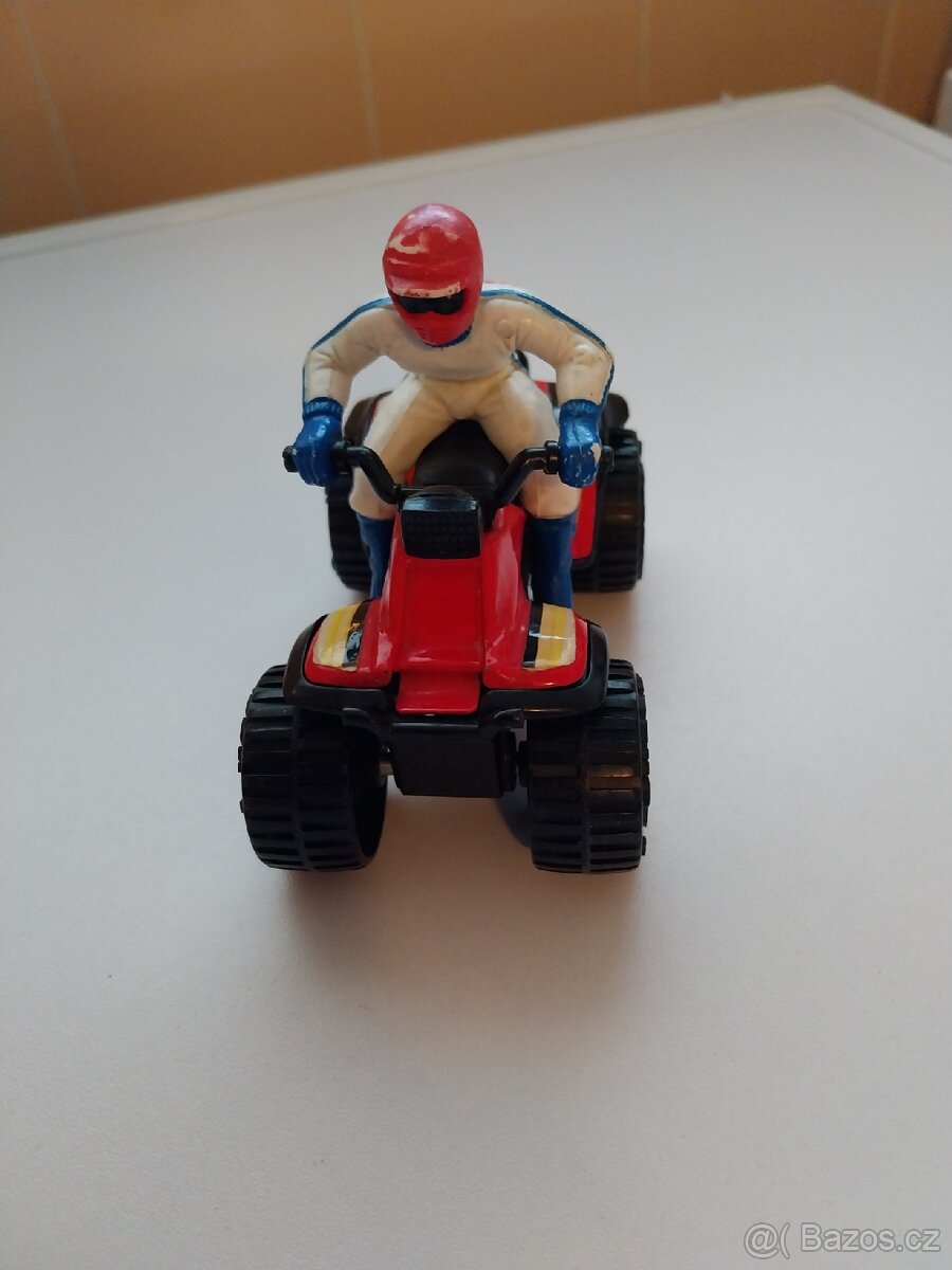 Plechové autíčko a jiné hračky - 10