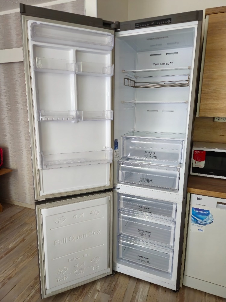 Lednička s mrazákem značky Samsung - 10